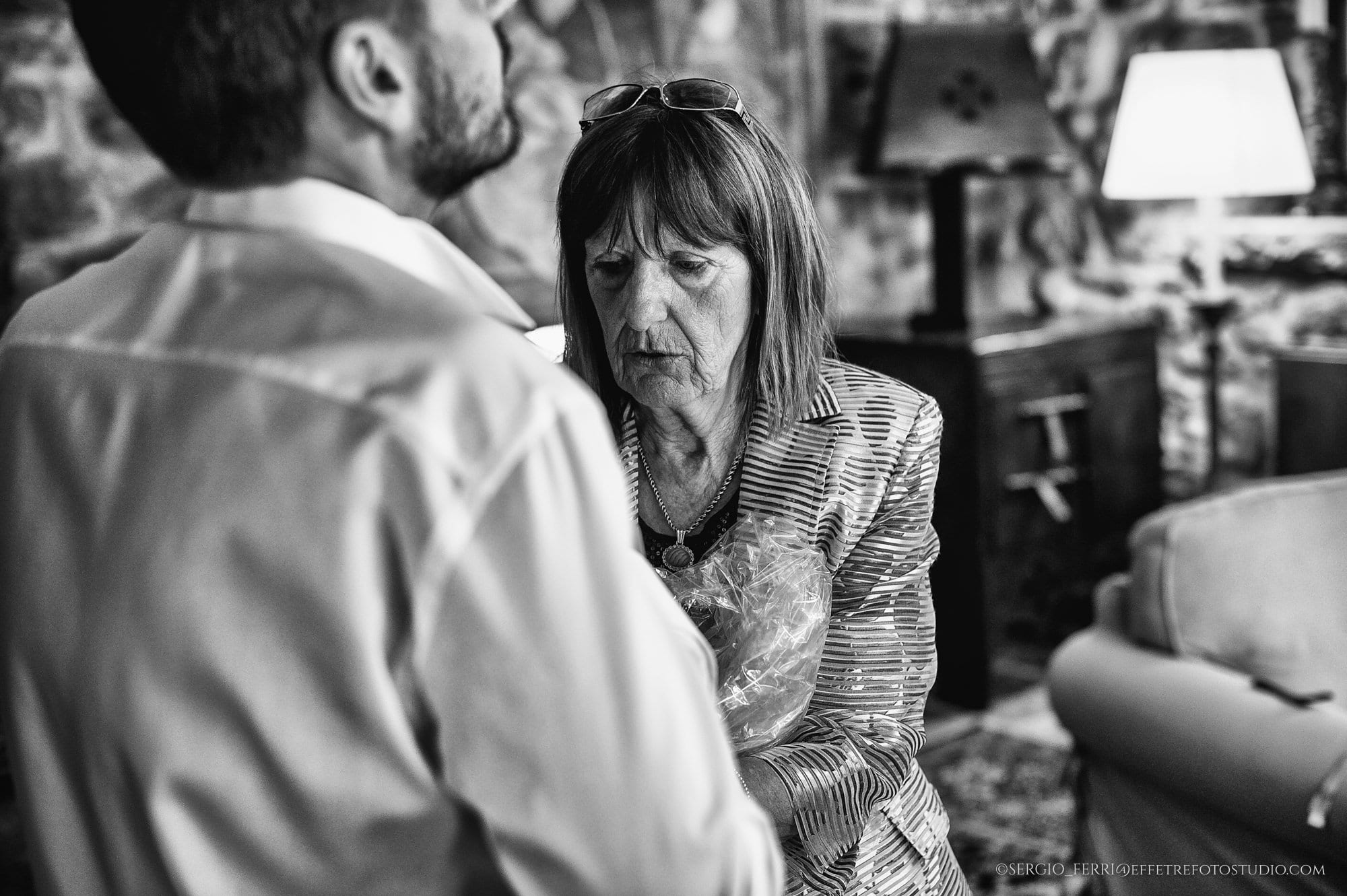 Paolo Lamperti Fotografo Photographer Elegante matrimonio Castello Rossino preparazione sposo