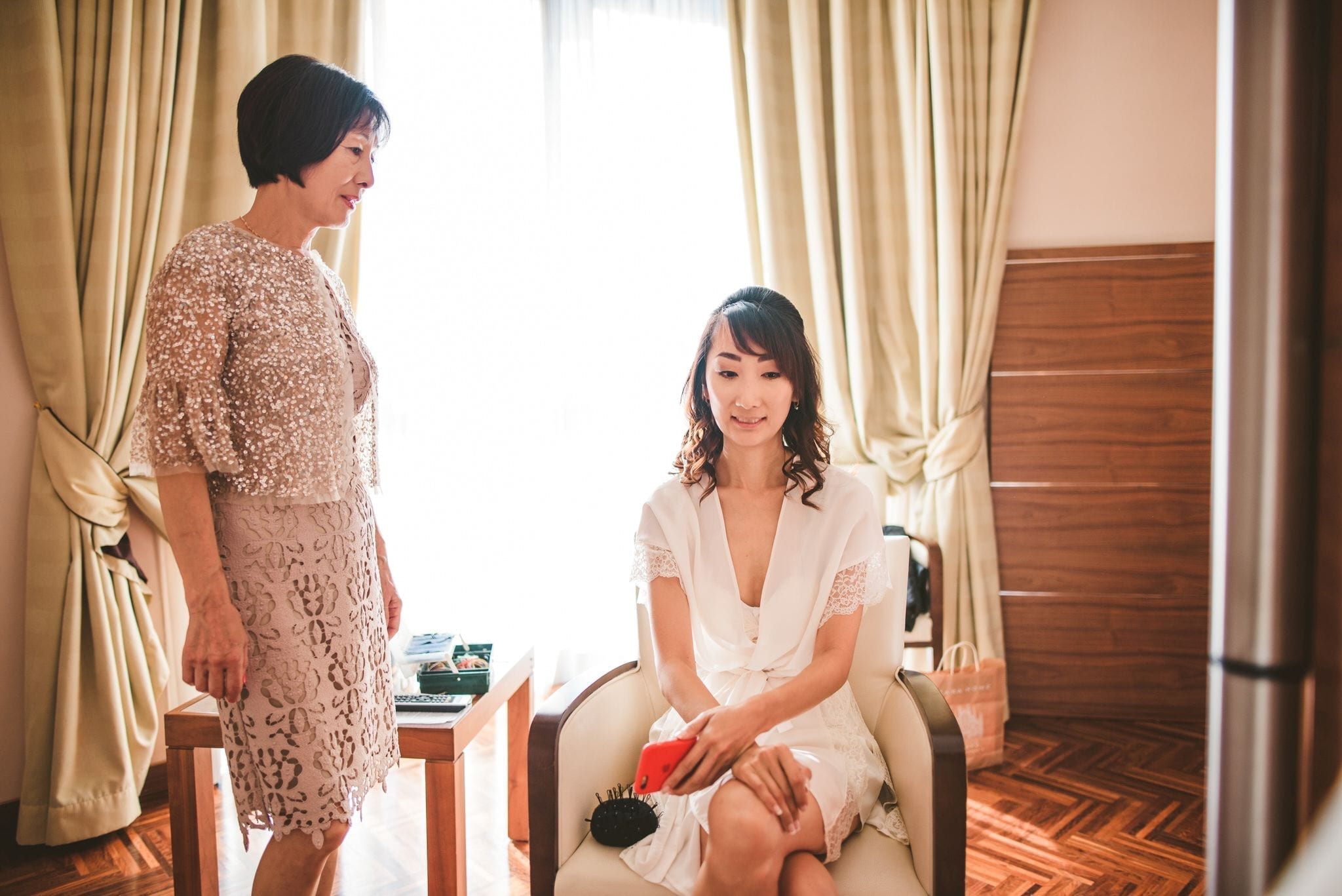 Matrimonio Wedding Photographer Paolo Lamperti Milano Varese Como Lake Destination Wedding Elegante Matrimonio a Villa Parravicini preparazione sposa