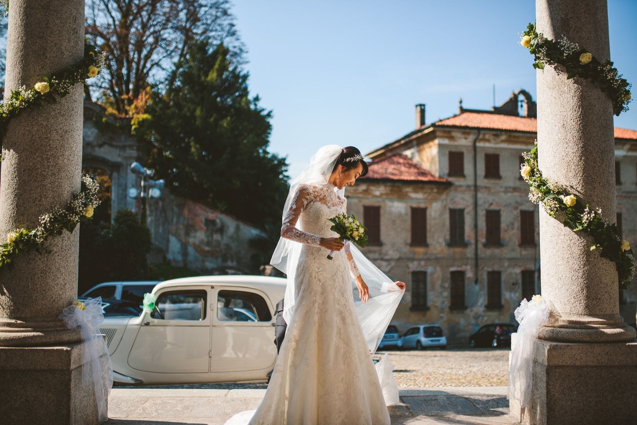 Matrimonio Wedding Photographer Paolo Lamperti Milano Varese Como Lake Destination Wedding Elegante Matrimonio a Villa Parravicini cerimonia chiesa arrivo sposa