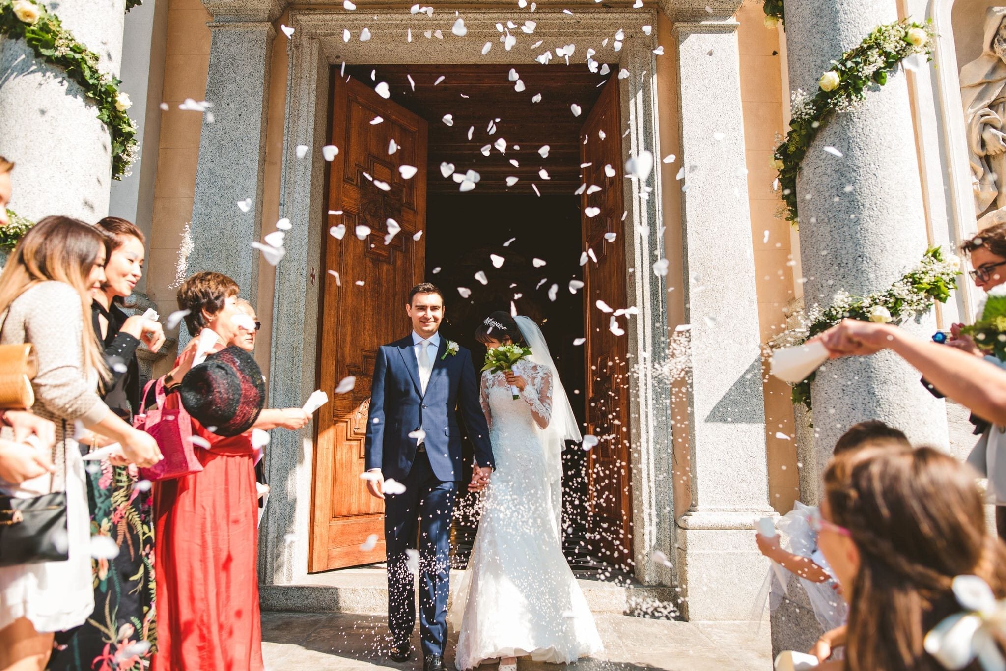 Matrimonio Wedding Photographer Paolo Lamperti Milano Varese Como Lake Destination Wedding Elegante Matrimonio a Villa Parravicini cerimonia lancio riso