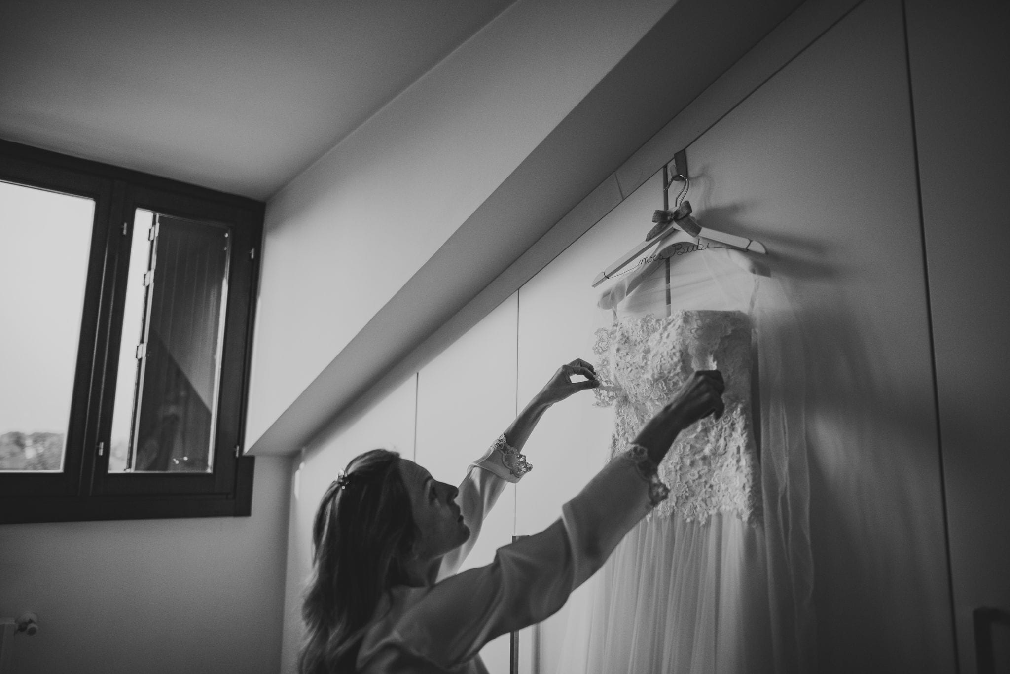Paolo Lamperti Fotografo Photographer Reportage Matrimonio Camp di Cent Pertigh preparazione sposa