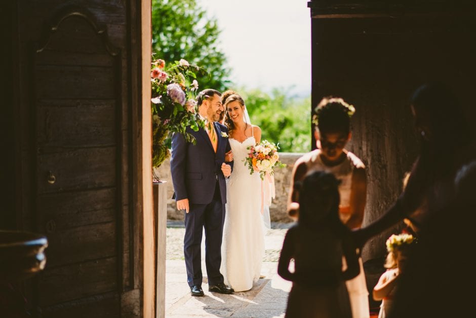 La sposa entra in chiesa accompagnata dal padre per il matrimonio Villa Bossi Varese.