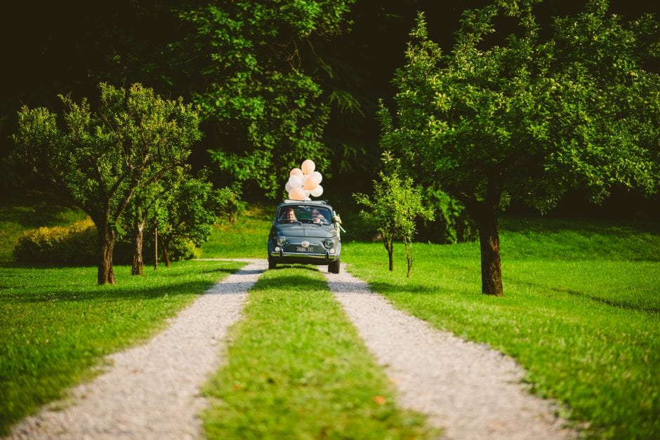 L’iconica Fiat 500 con palloncini arriva a Villa Bossi per il matrimonio Villa Bossi Varese.