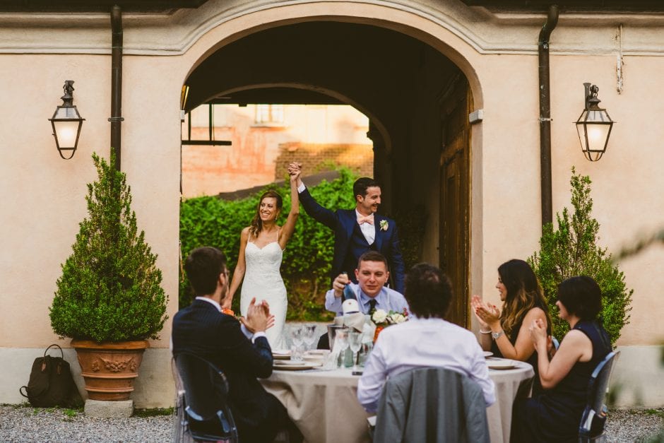 Gli sposi fanno il loro ingresso al ricevimento nel cortile di Villa Bossi Varese.