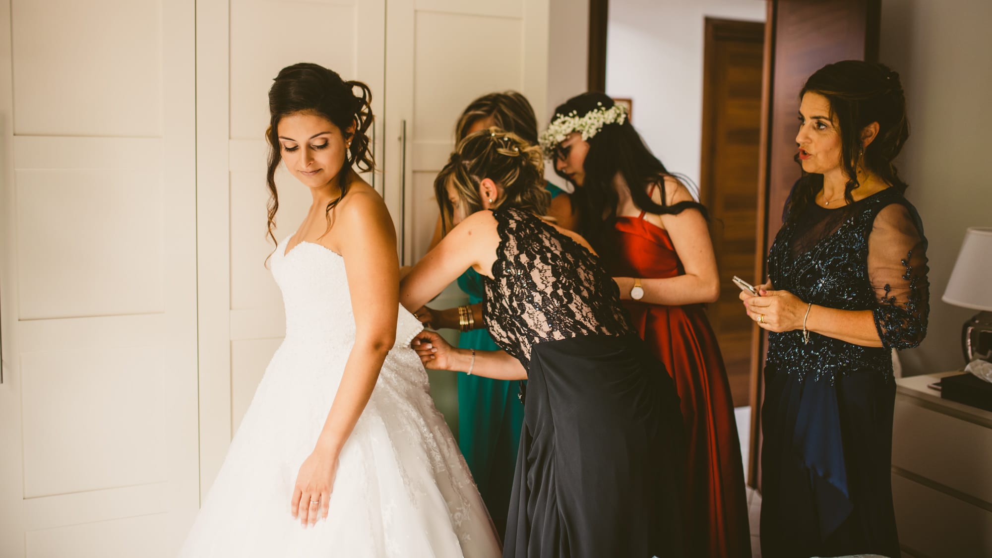 Fotografo Matrimonio Elegante a Villa Monte Morone preparazione sposa