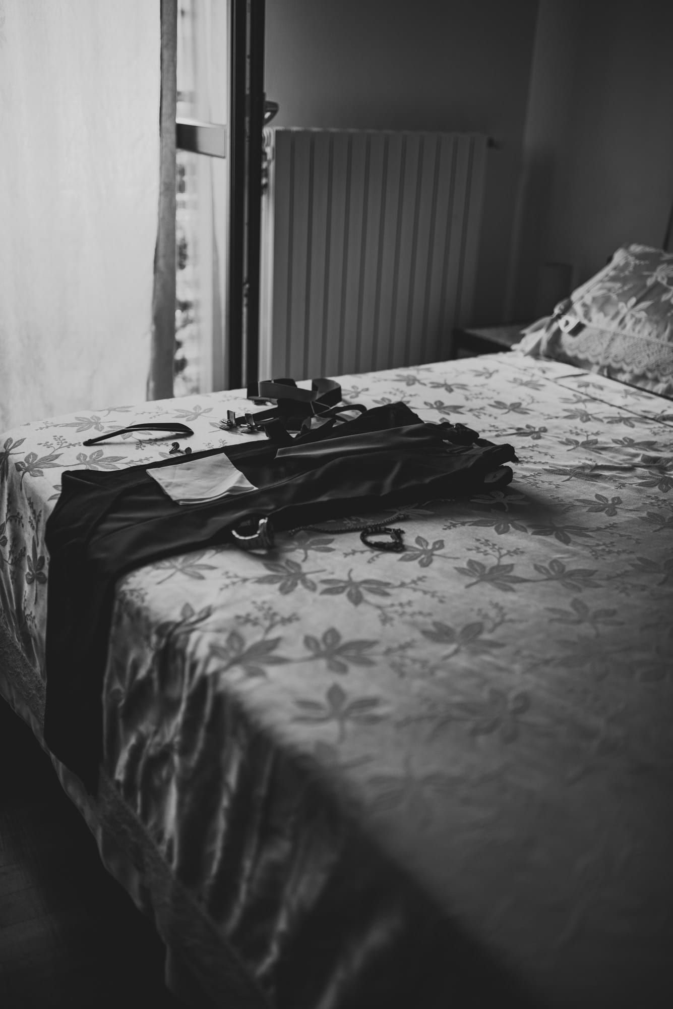 Fotografo Matrimonio Elegante a Villa Monte Morone preparazione sposo
