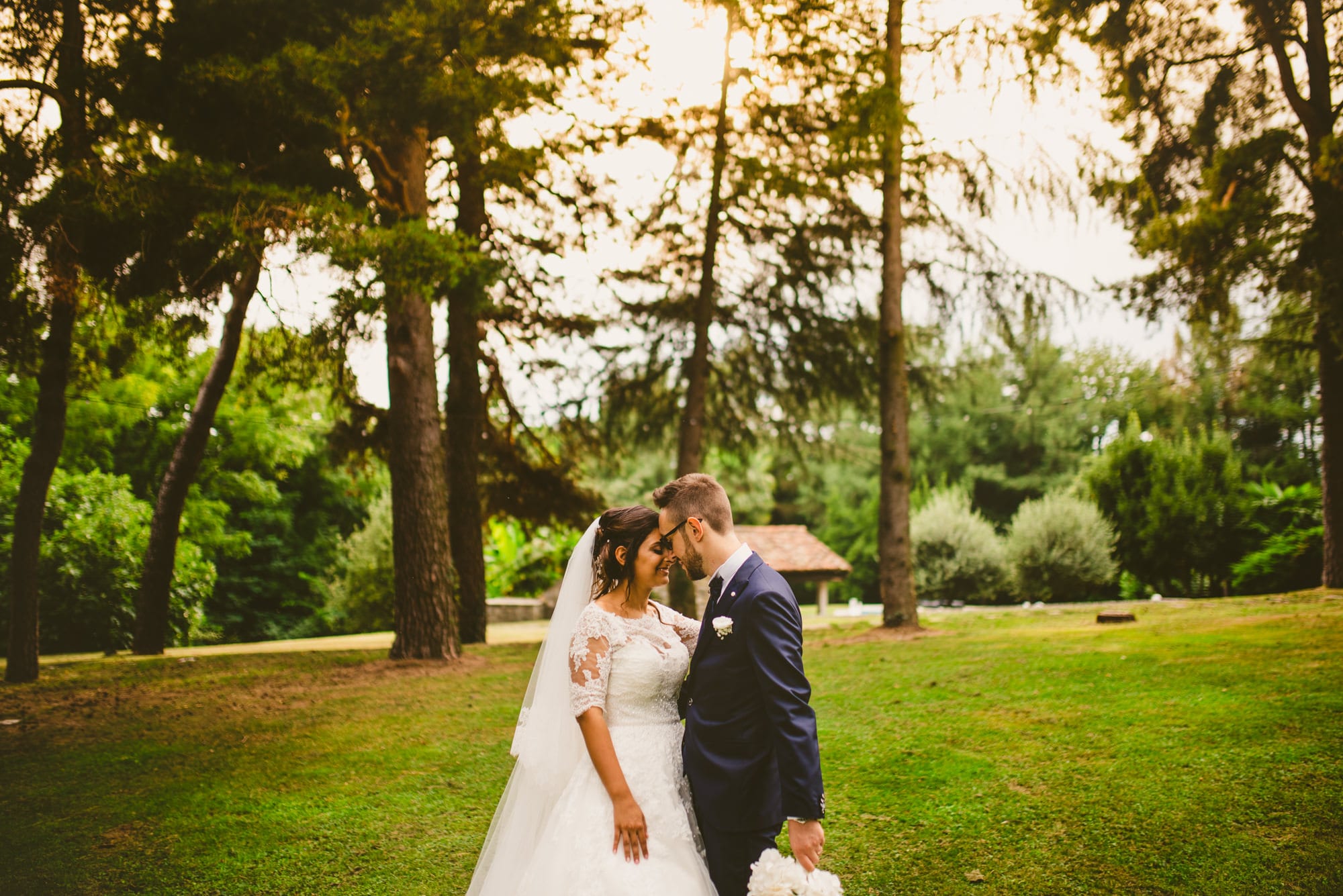 Fotografo Matrimonio Elegante a Villa Monte Morone ritratti in location sposi