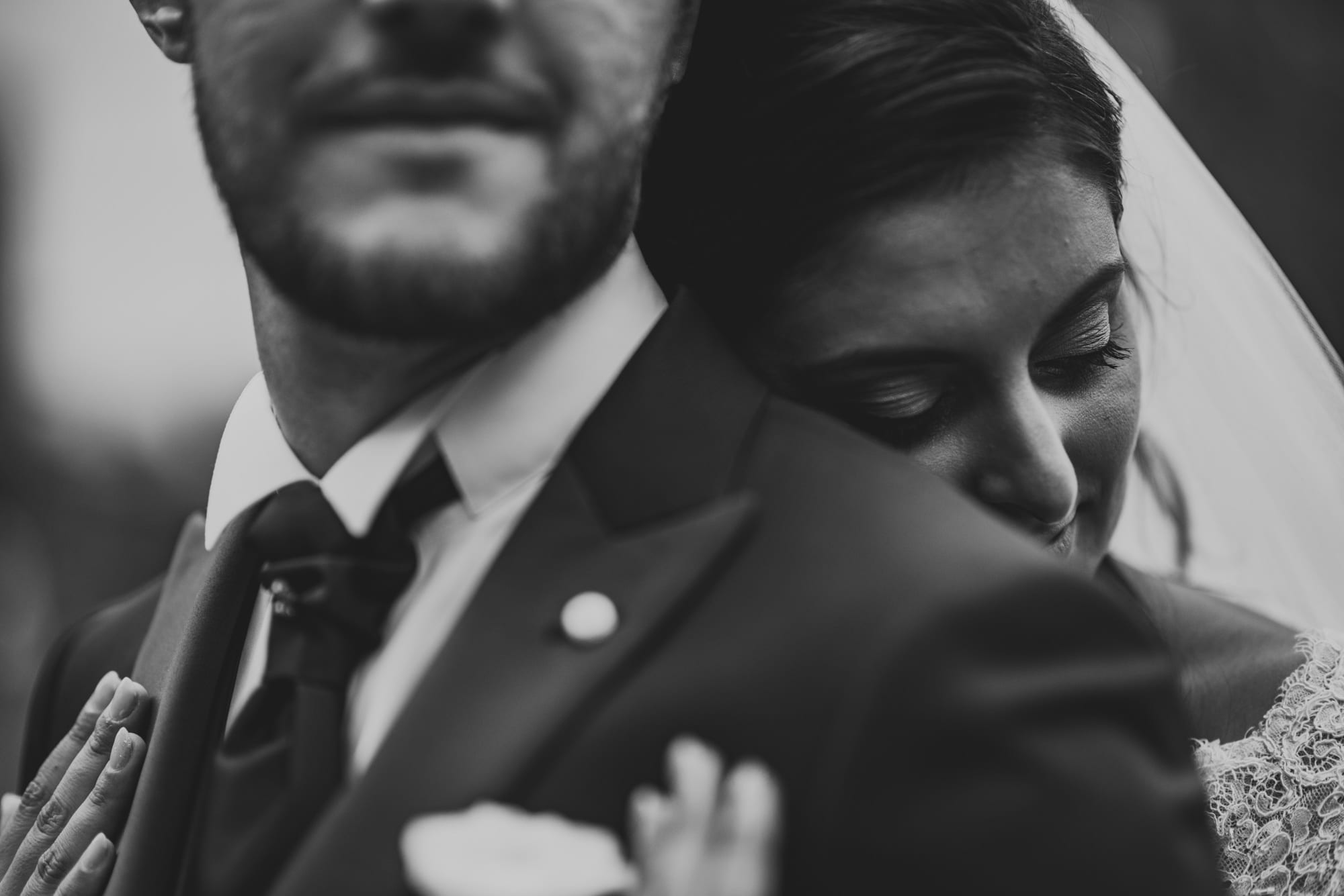Fotografo Matrimonio Elegante a Villa Monte Morone ritratti in location sposi