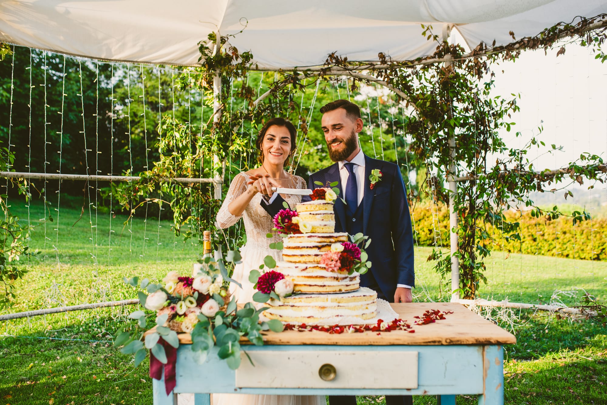 Raffinato Matrimonio Castello Cernusco Lombardone torta nuziale taglio