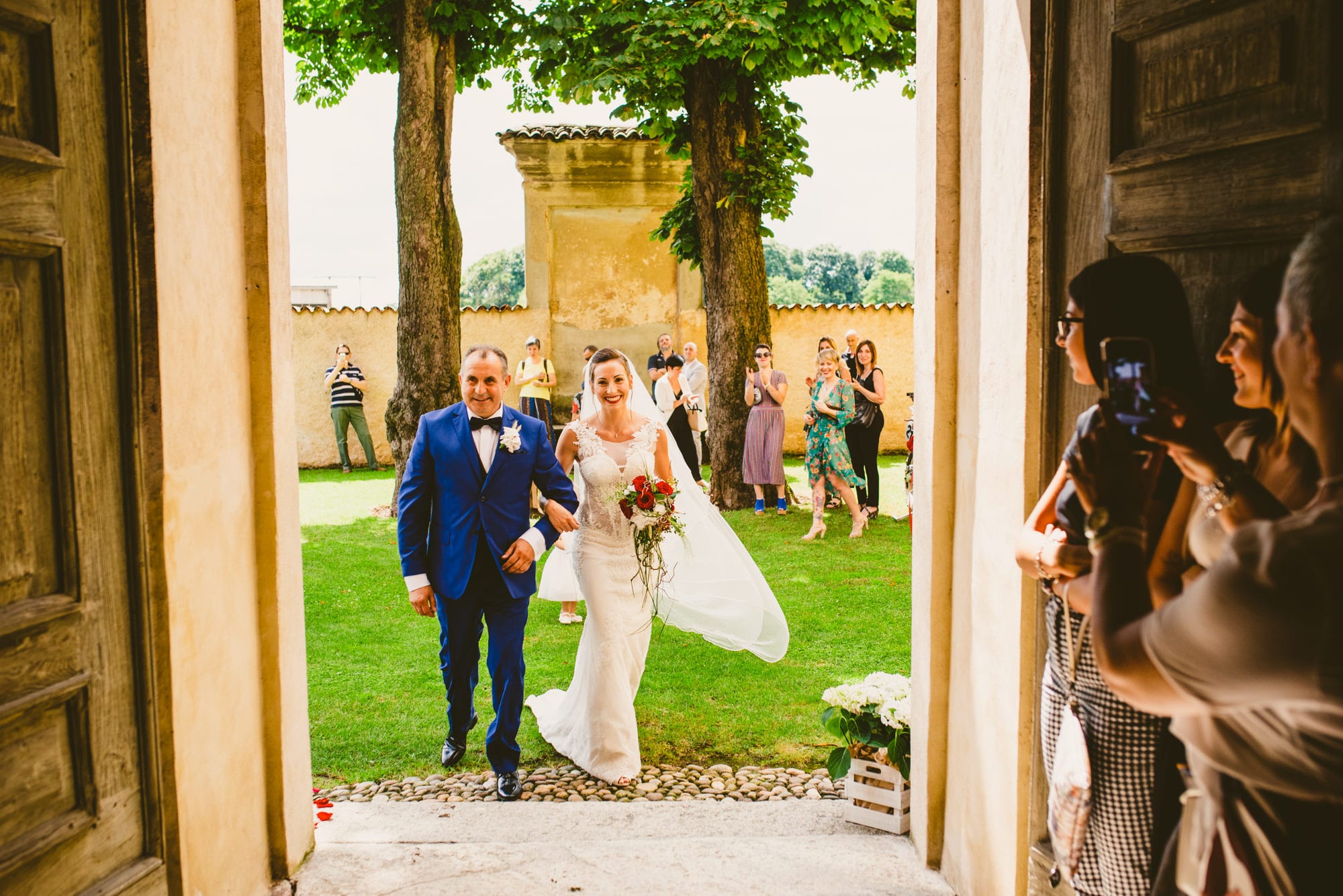 Elegante Matrimonio Cappuccini Resort in Franciacorta ingresso sposa