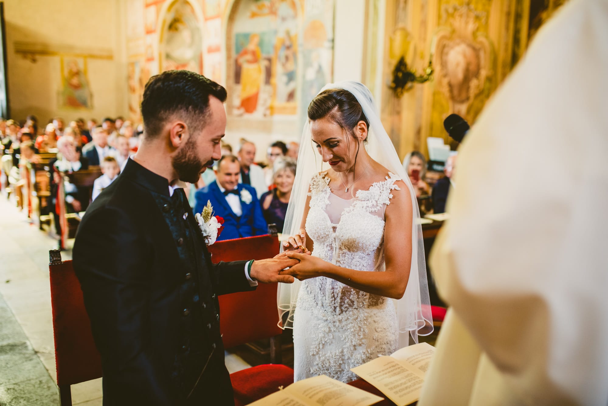 Elegante Matrimonio Cappuccini Resort in Franciacorta scambio anelli