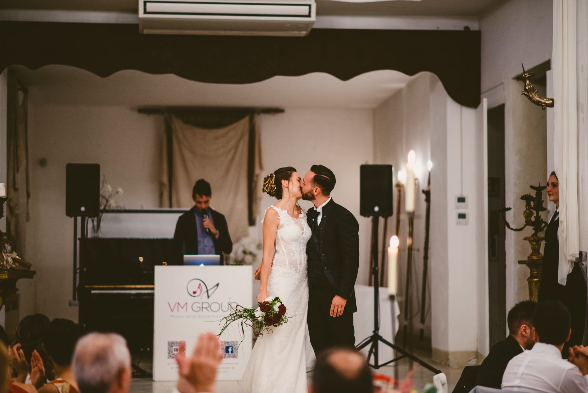 Elegante Matrimonio Cappuccini Resort in Franciacorta ingresso sposi