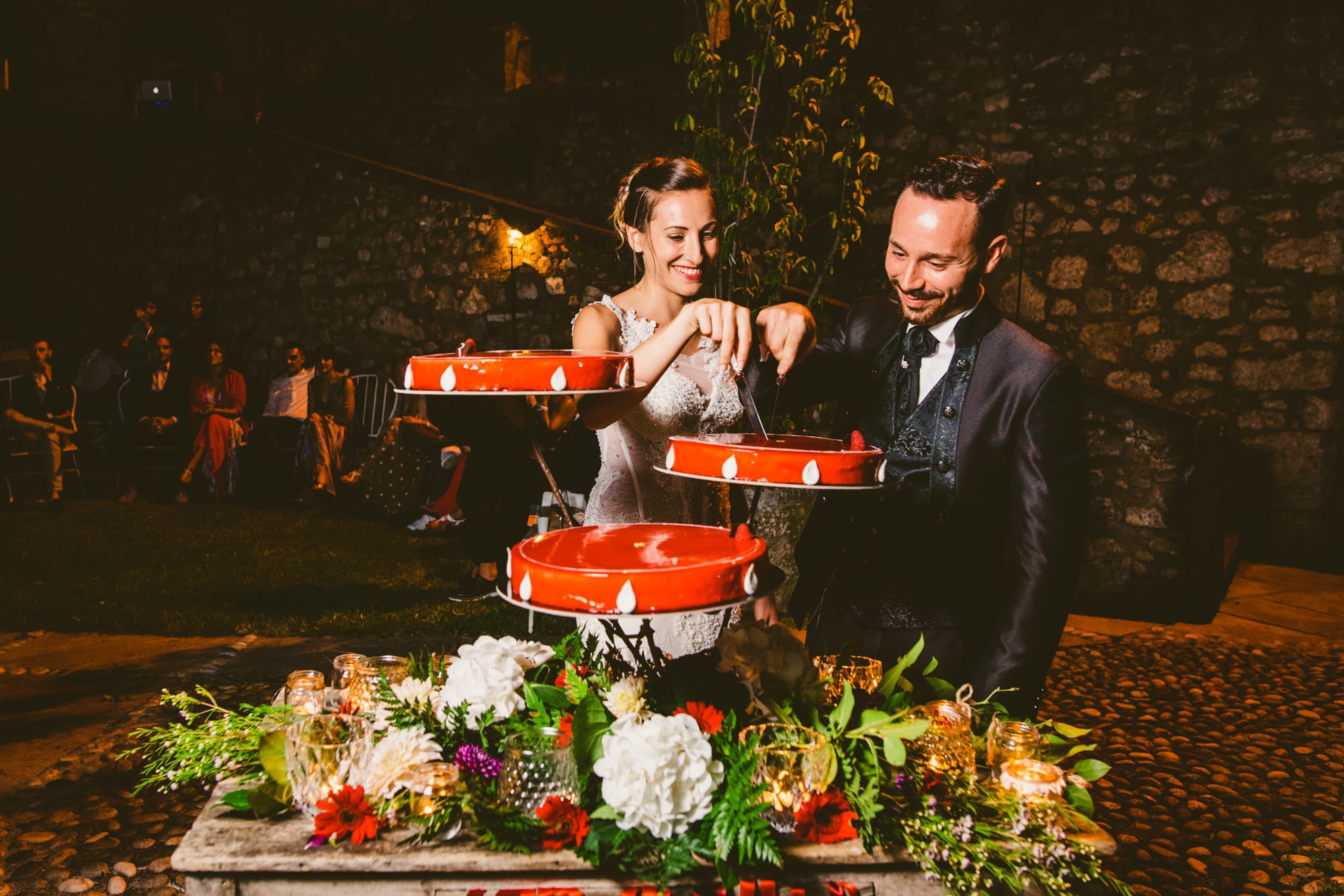 Elegante Matrimonio Cappuccini Resort in Franciacorta taglio torta