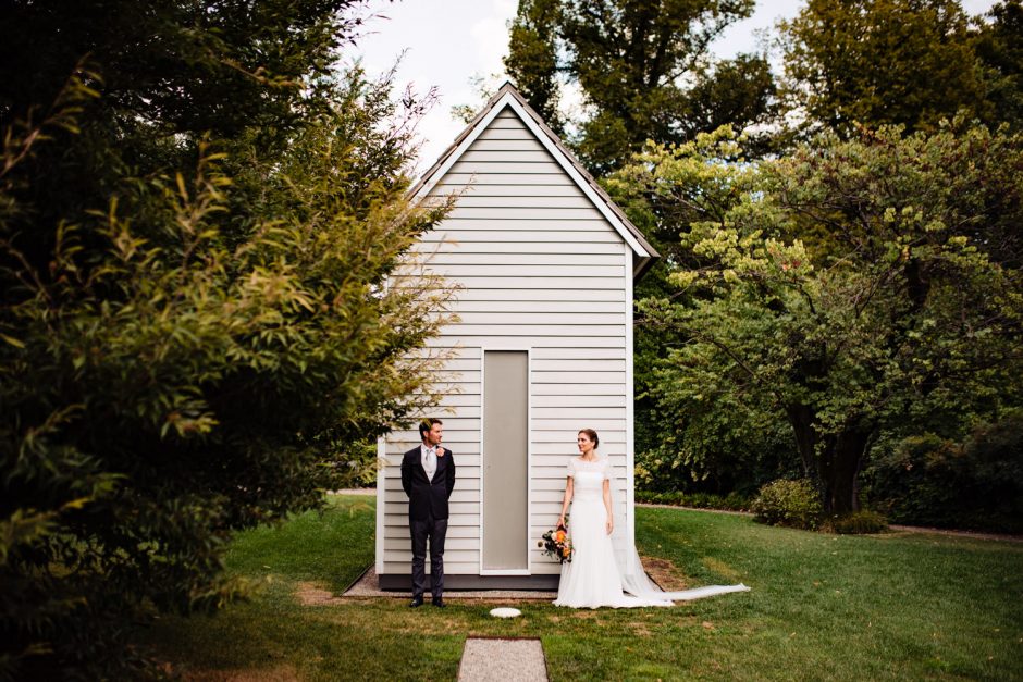 Fotografo matrimonio Villa Panza: ritratto degli sposi accanto a un’installazione d’arte di Villa Panza