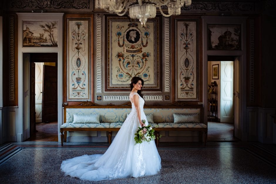 fotografo matrimonio Villa Bossi La sposa in posa in una sala affrescata di Villa Bossi prima della cerimonia.