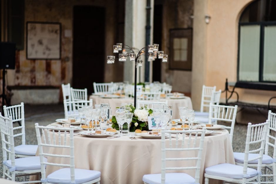 Tavoli elegantemente allestiti nel cortile interno di Villa Bossi per il ricevimento di matrimonio, , tra le Migliori Location Matrimonio Varese.