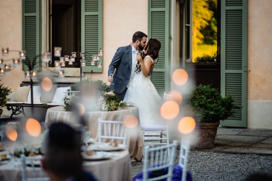 Gli sposi entrano al ricevimento a Villa Bossi e si scambiano un bacio tra gli applausi degli invitati, , tra le Migliori Location Matrimonio Varese.