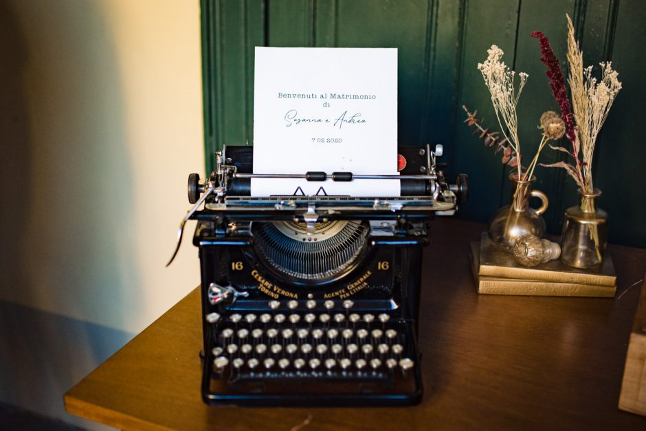 Macchina da scrivere vintage usata come decorazione per il matrimonio anni Venti.