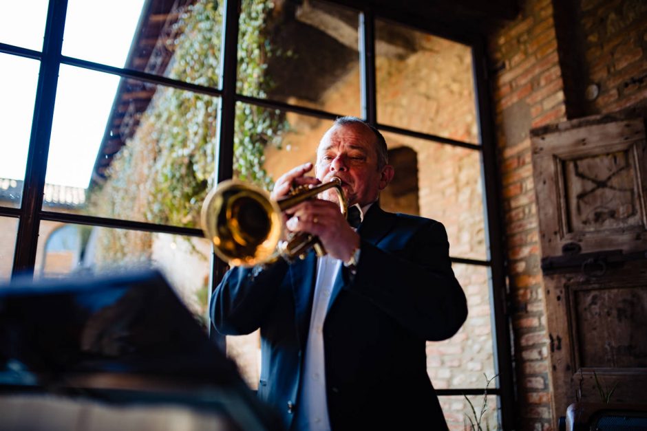 Dettaglio di una tromba suonata dalla jazz band durante il matrimonio vintage.