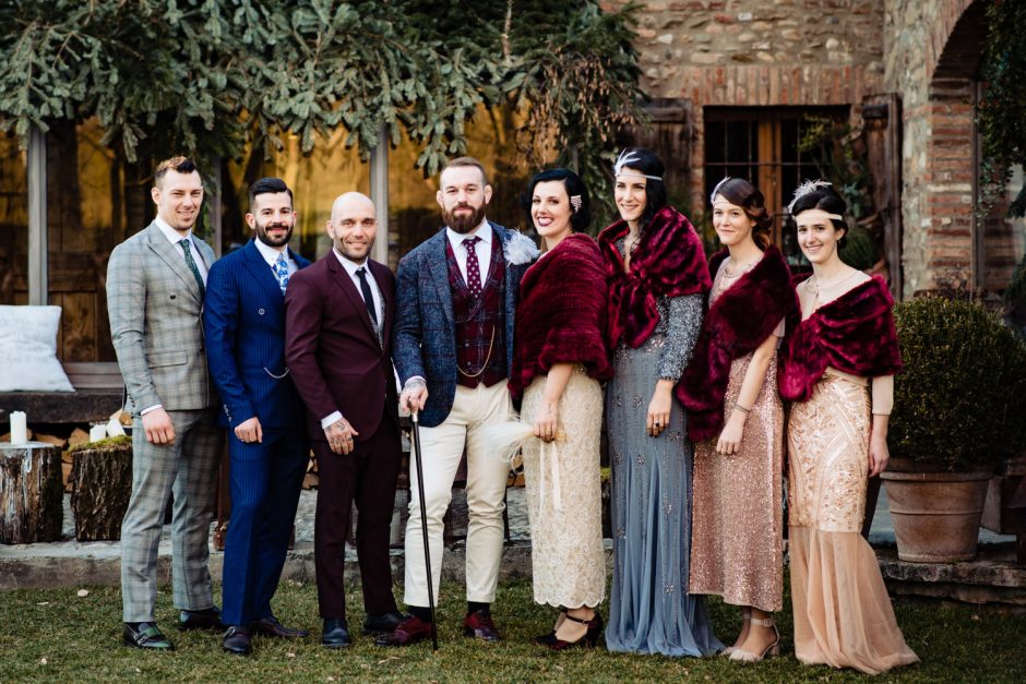 Gli sposi con damigelle e best men in stile anni Venti al Càmp di Cènt Pertigh.
