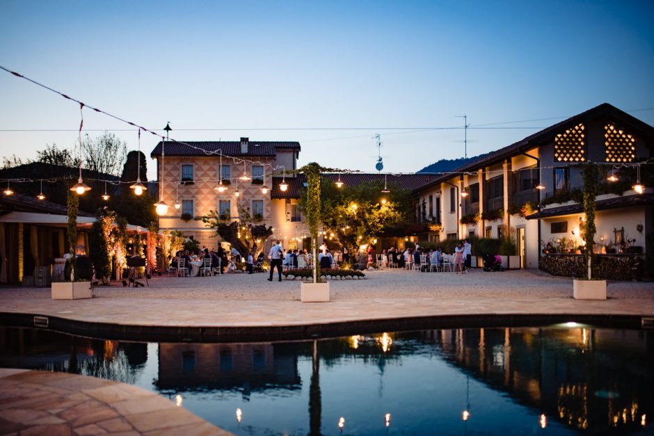 Una suggestiva vista serale di Tenuta Serradesca, illuminata da luci soffuse che creano un’atmosfera romantica.