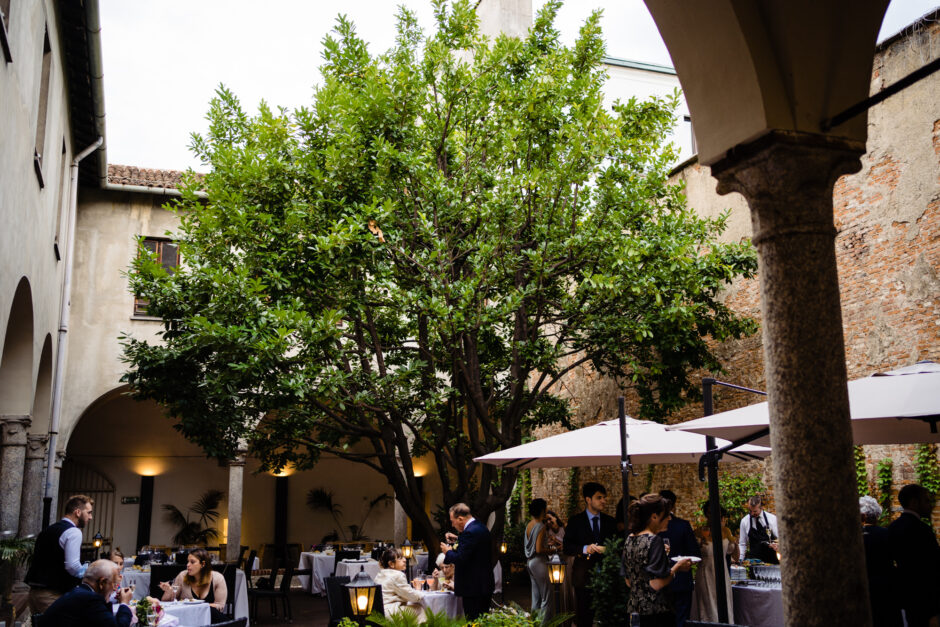 Vista ampia della zona aperitivo ai Chiostri di San Barnaba durante il matrimonio