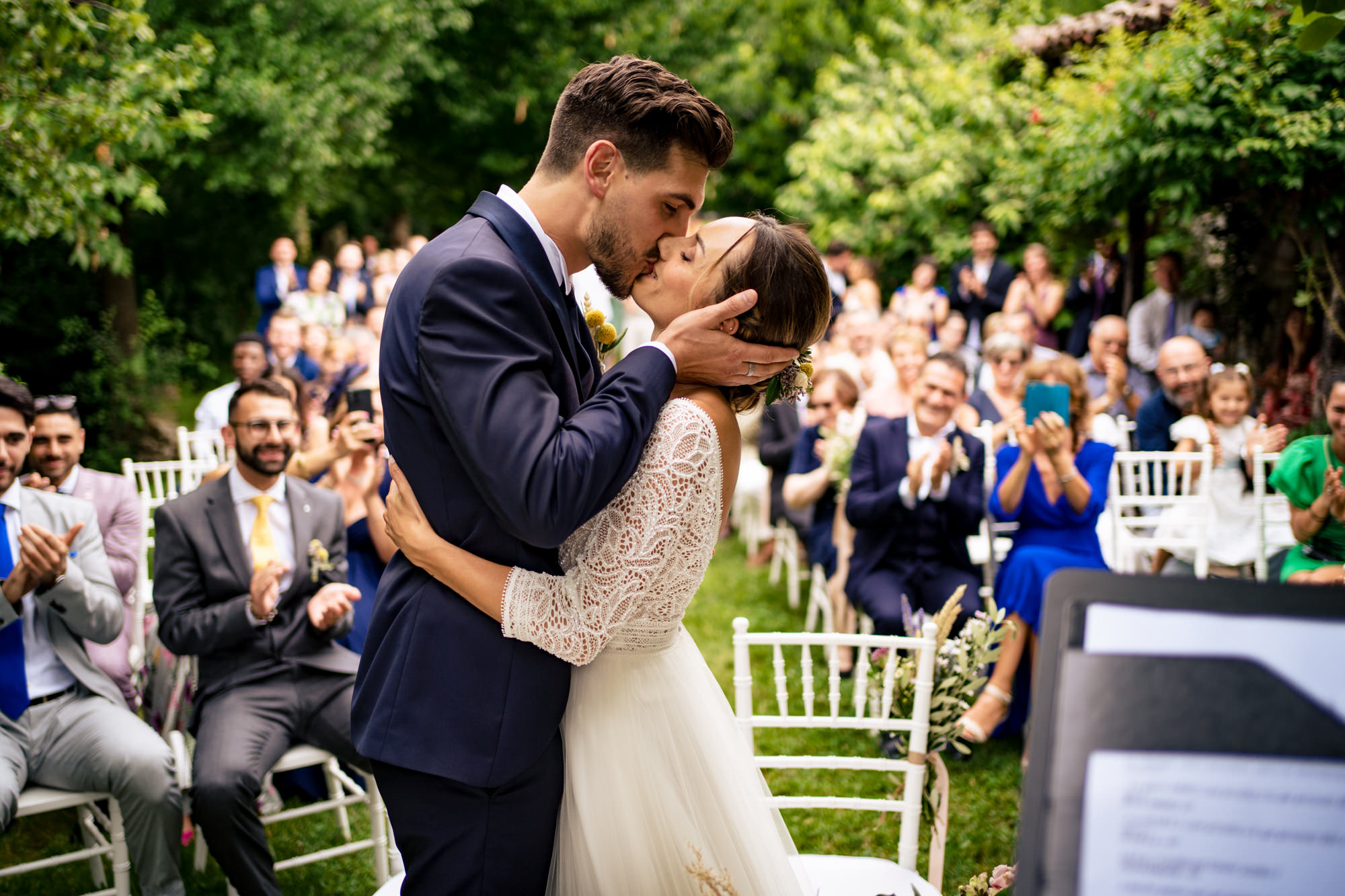 Bacio degli sposi dopo lo scambio degli anelli – fotografo matrimonio Mulino dell’Olio