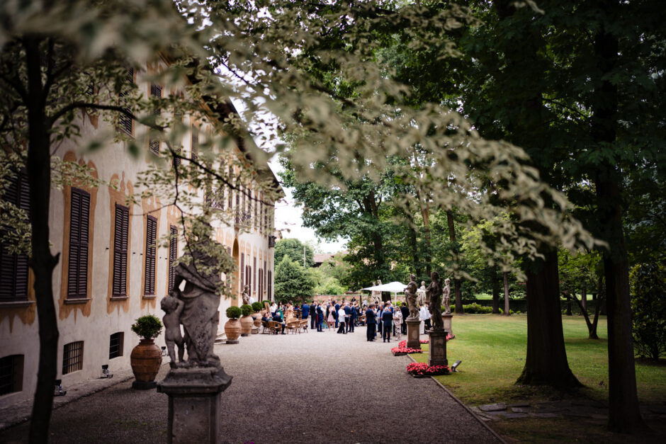 Il parco di Villa Gaia Gandini allestito per l’aperitivo di matrimonio.