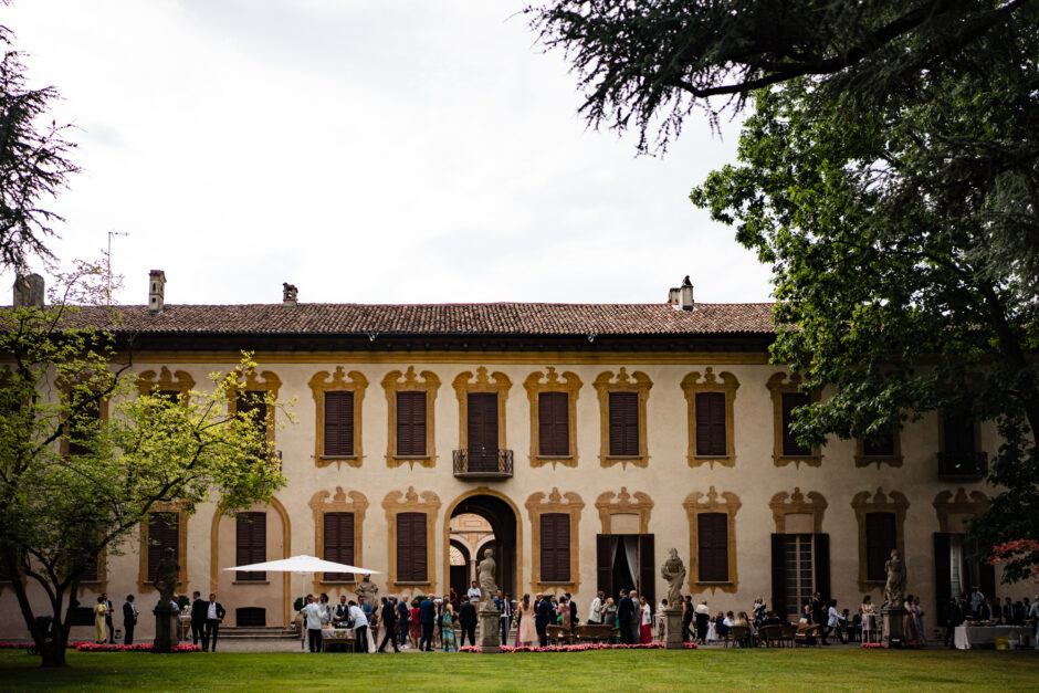 La zona aperitivo allestita nel parco.