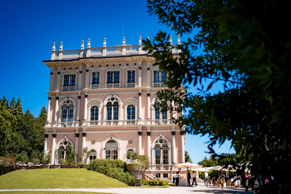 Vista panoramica di Villa Ponti immersa nel verde estivo