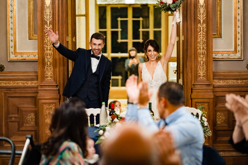 Gli sposi entrano in sala accolti dagli applausi