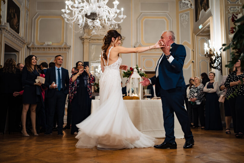 La sposa balla col padre durante la serata