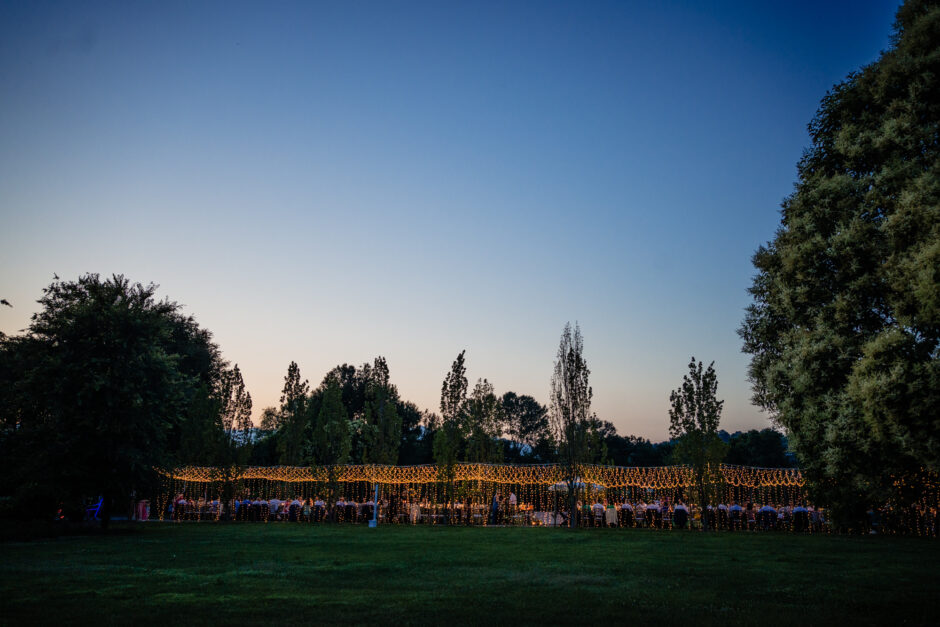 Vista notturna della location con lucine accese - fotografo matrimonio tenuta la quassa