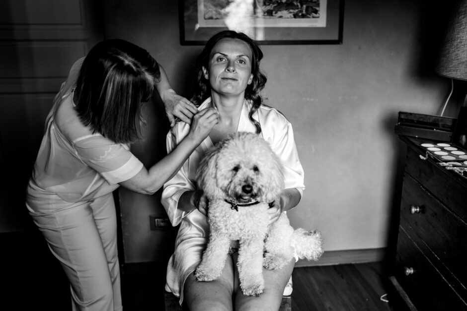 La sposa abbraccia il cane durante i preparativi a Villa Bossi