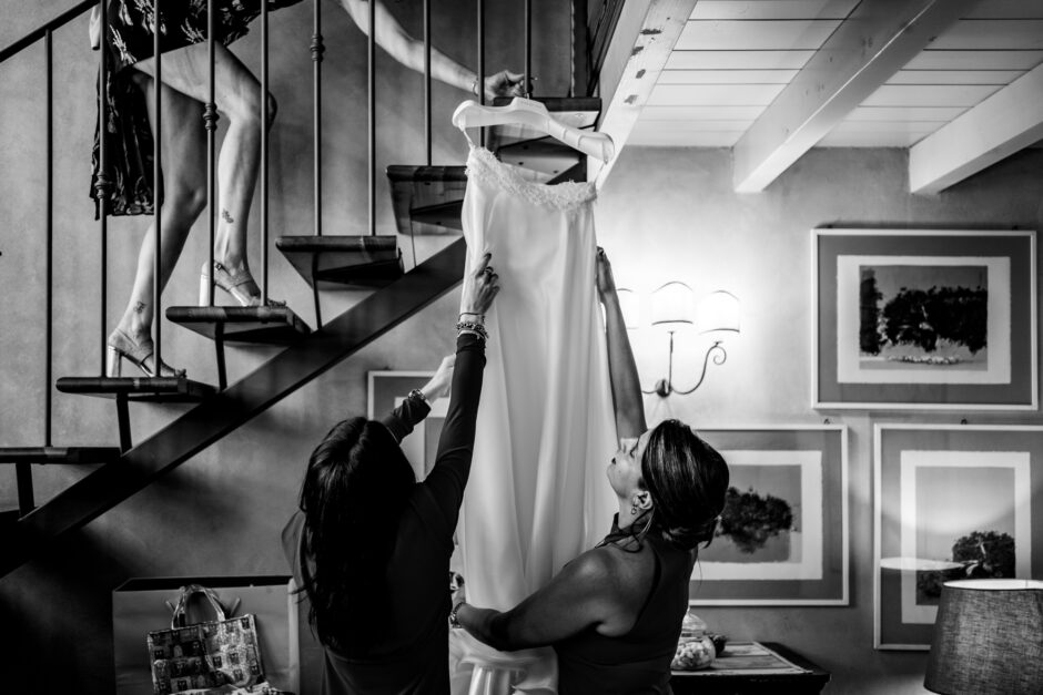 Le amiche aiutano la sposa con l’abito nuziale a Villa Bossi