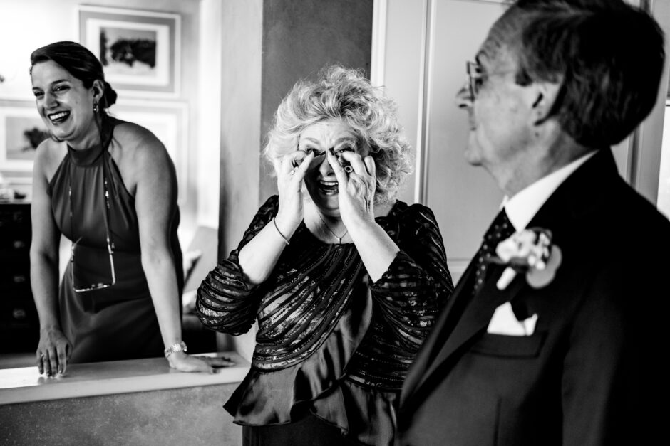 La madre della sposa si commuove e sorride durante i preparativi
