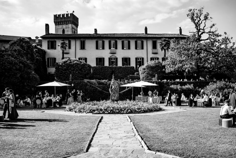 Ampia vista della zona aperitivo di Villa Bossi - reportage matrimonio Villa Bossi