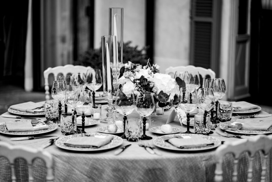Tavoli decorati per la cena nel cortile di Villa Bossi