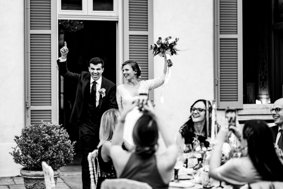 Gli sposi fanno il loro ingresso tra gli applausi nel cortile della villa
